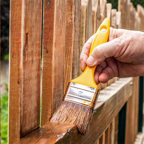 CastleComplements_EckCreativeMedia_Blog_Design_How_To_Stain_a_Fence_img1